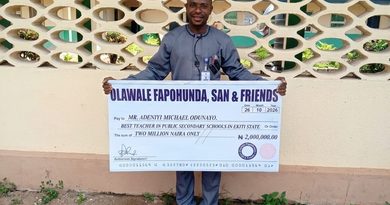 Mr Adeniyi Odunayo with the cheque